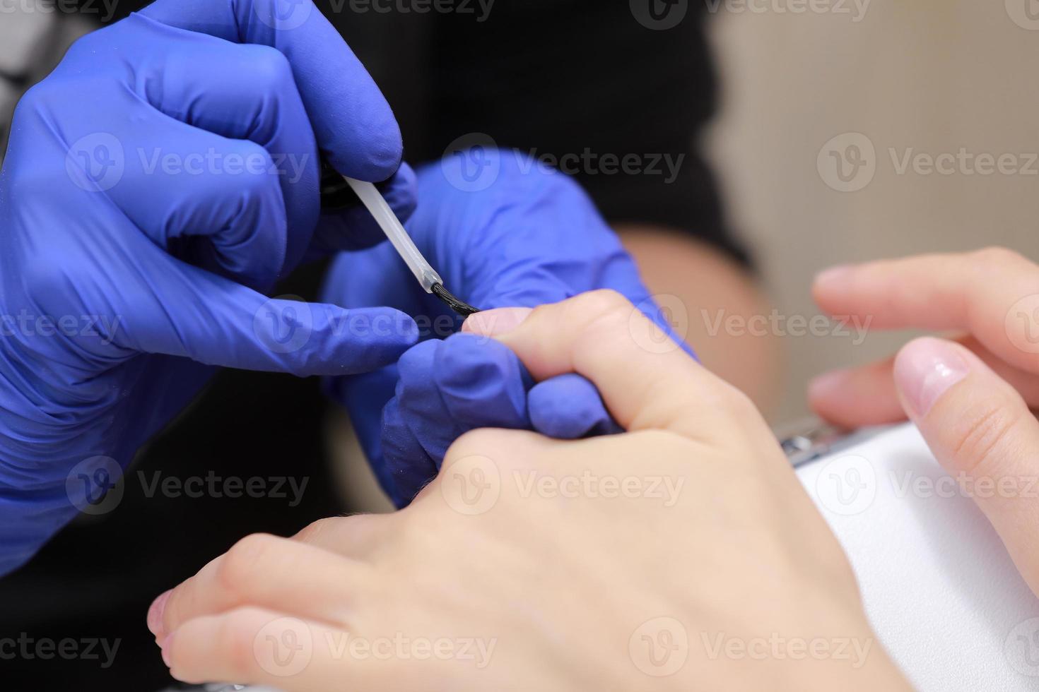 close-up de manicure em um salão de beleza foto