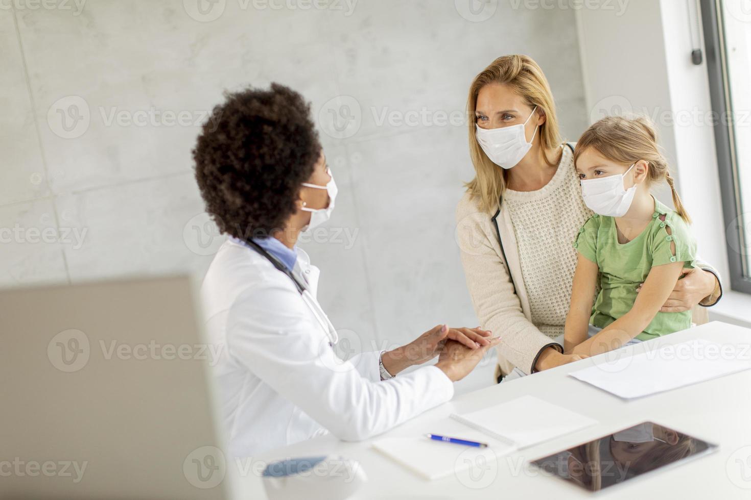 médico discutindo plano de cuidados foto