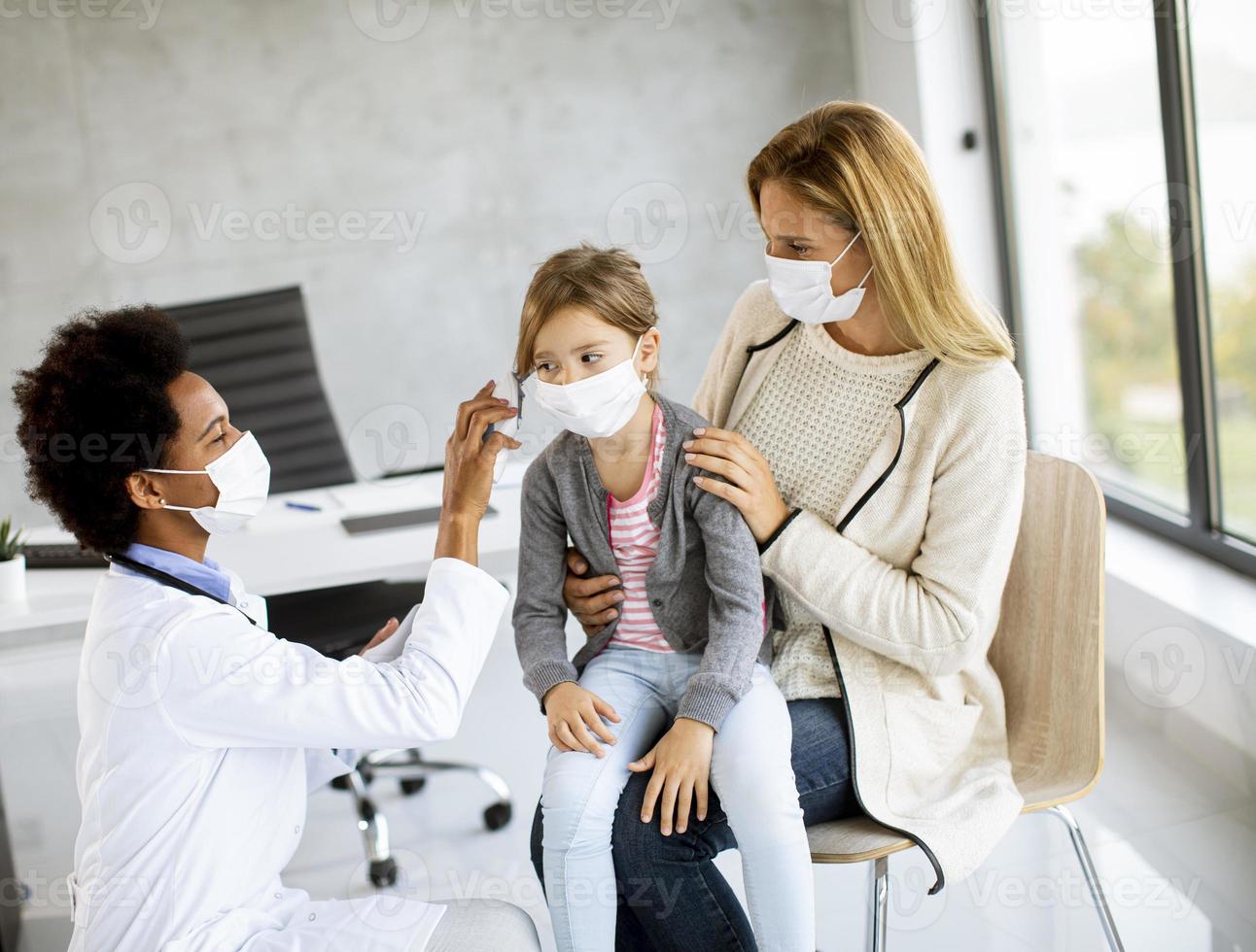 exame de pediatra com máscaras foto