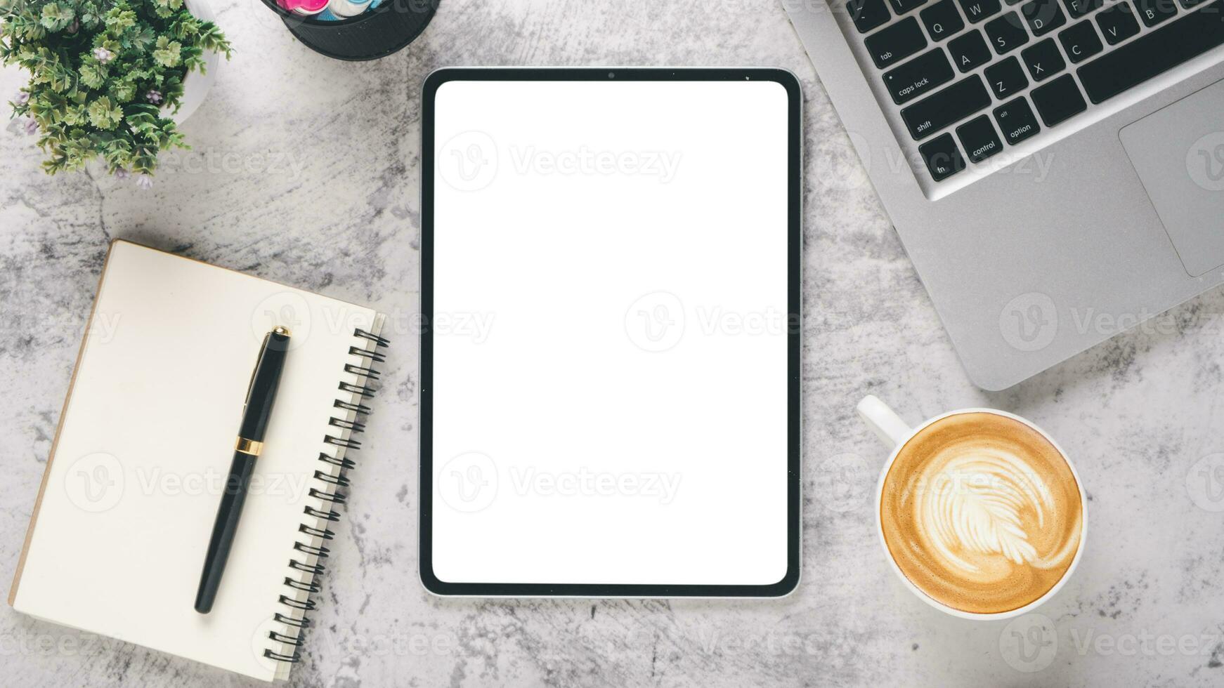 branco escritório escrivaninha local de trabalho com em branco tela tábua, computador portátil, caderno, caneta e copo do café, topo Visão plano deitar. foto