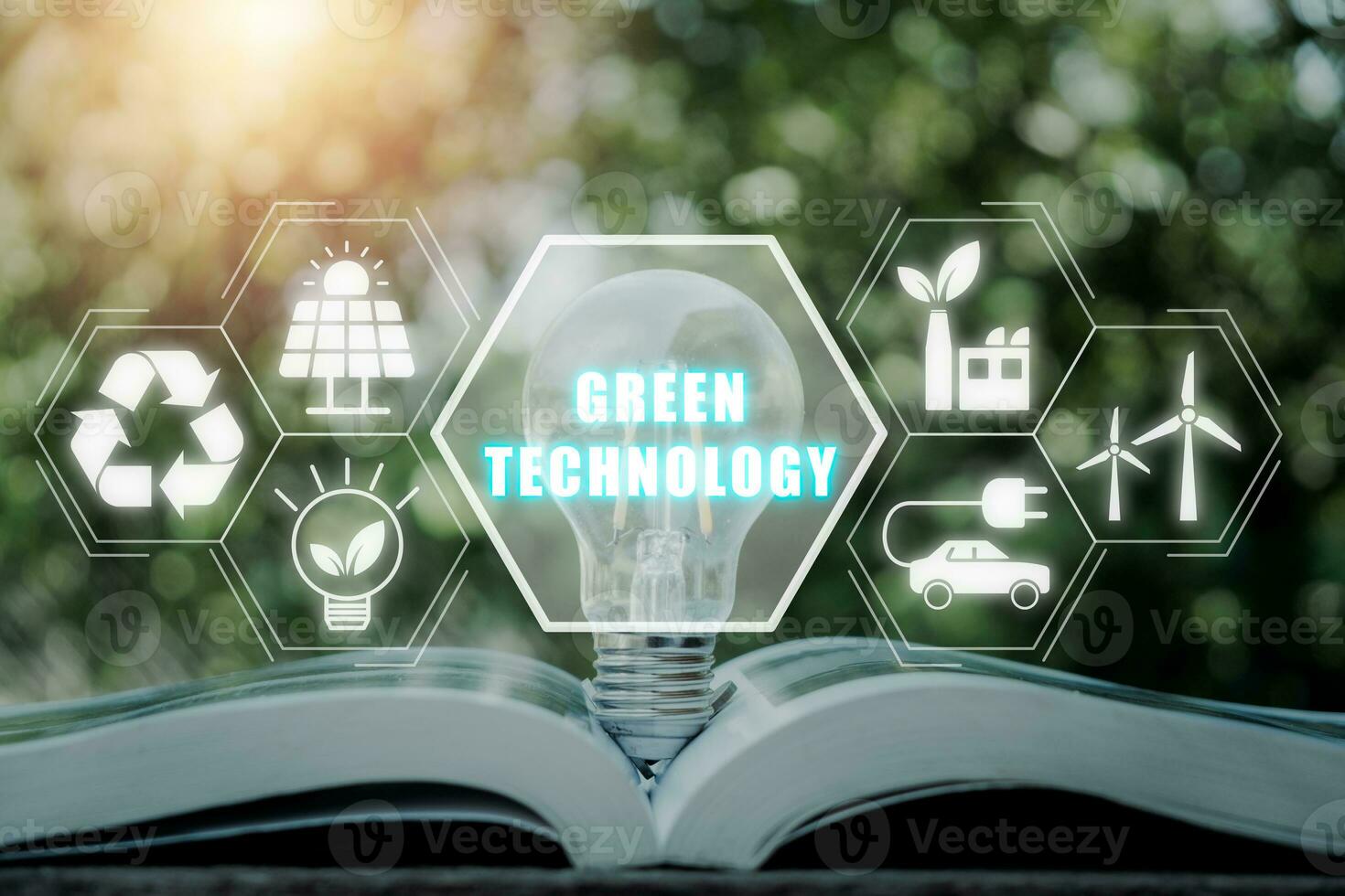 verde tecnologia conceito, luz lâmpada em livro com verde tecnologia ícone em virtual tela. foto