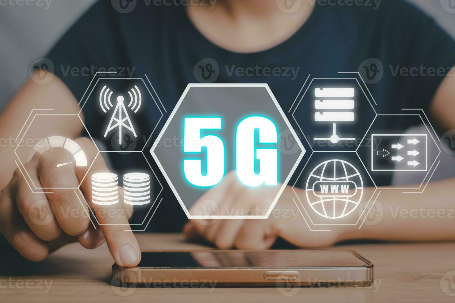 global comunicação rede conceito, pessoa mão usando inteligente telefone com 5g e Wi-fi ícone em virtual tela, mundo Largo negócios, alta velocidade Móvel Internet, Novo geração redes. misturado meios de comunicação. foto