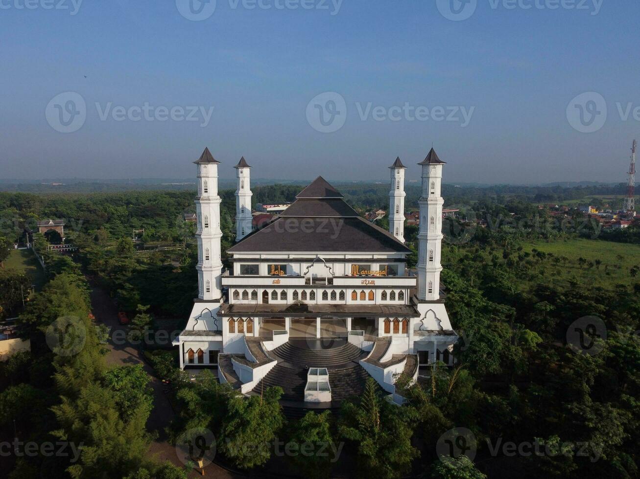 purwacarta, 05 pode 2023 - aéreo foto do a mesquita tajug gede cilodong purwakarta dentro a manhã, ocupado usando a zangão dji mavic mini 2