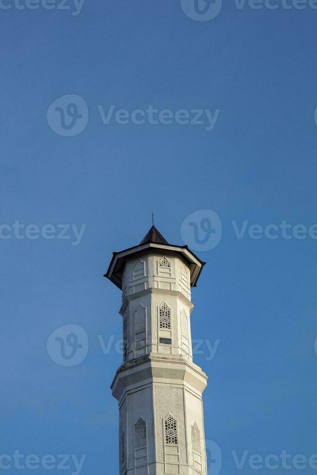 purwacarta, 05 pode 2023 - Visão do a minarete do a tajug gede cilodong mesquita contra uma azul céu Como uma fundo, localizado dentro cilodong, purwakarta foto