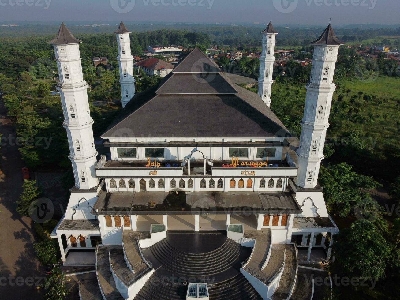 purwacarta, 05 pode 2023 - aéreo foto do a mesquita tajug gede cilodong purwakarta dentro a manhã, ocupado usando a zangão dji mavic mini 2