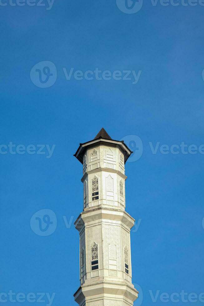 purwacarta, 05 pode 2023 - Visão do a minarete do a tajug gede cilodong mesquita contra uma azul céu Como uma fundo, localizado dentro cilodong, purwakarta foto