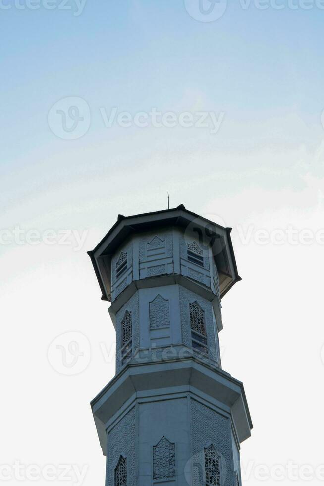 purwacarta, 05 pode 2023 - Visão do a minarete do a tajug gede cilodong mesquita contra uma azul céu Como uma fundo, localizado dentro cilodong, purwakarta foto