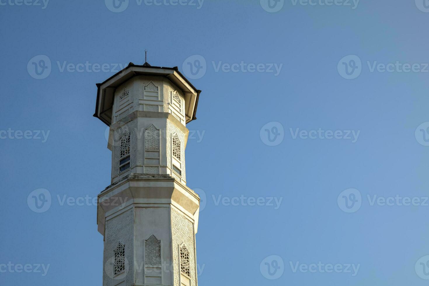 purwacarta, 05 pode 2023 - Visão do a minarete do a tajug gede cilodong mesquita contra uma azul céu Como uma fundo, localizado dentro cilodong, purwakarta foto