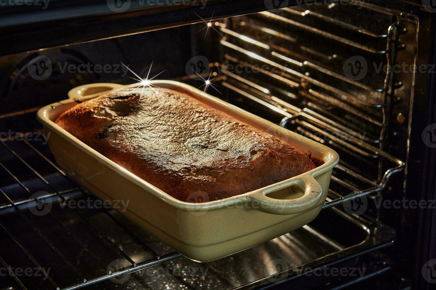 ameixa bolo cozido dentro a forno dentro cerâmico Formato foto