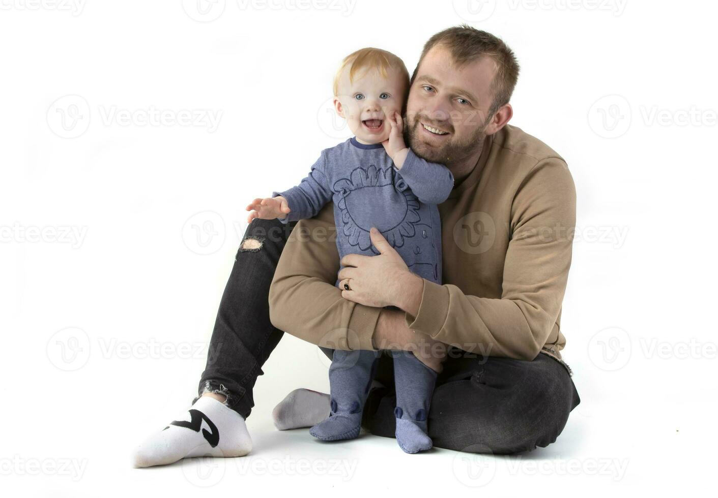 sobre branco fundo feliz Papai com um ano de idade criança pequena sorridente e olhando às a Câmera. foto