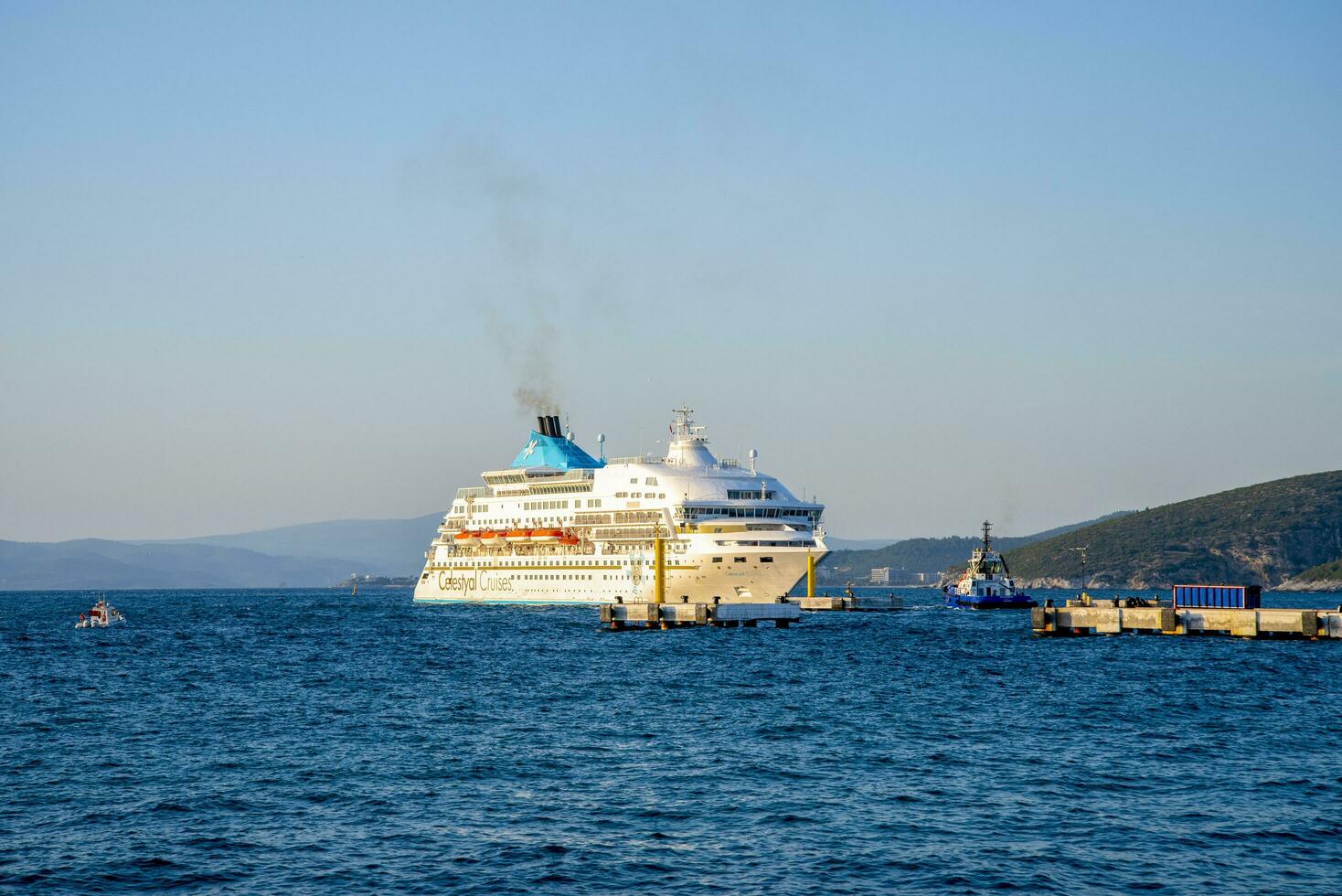 pode 9, 2023, peru, kusadasi.sea cruzeiro forro ancorado dentro a porta do a cidade. foto