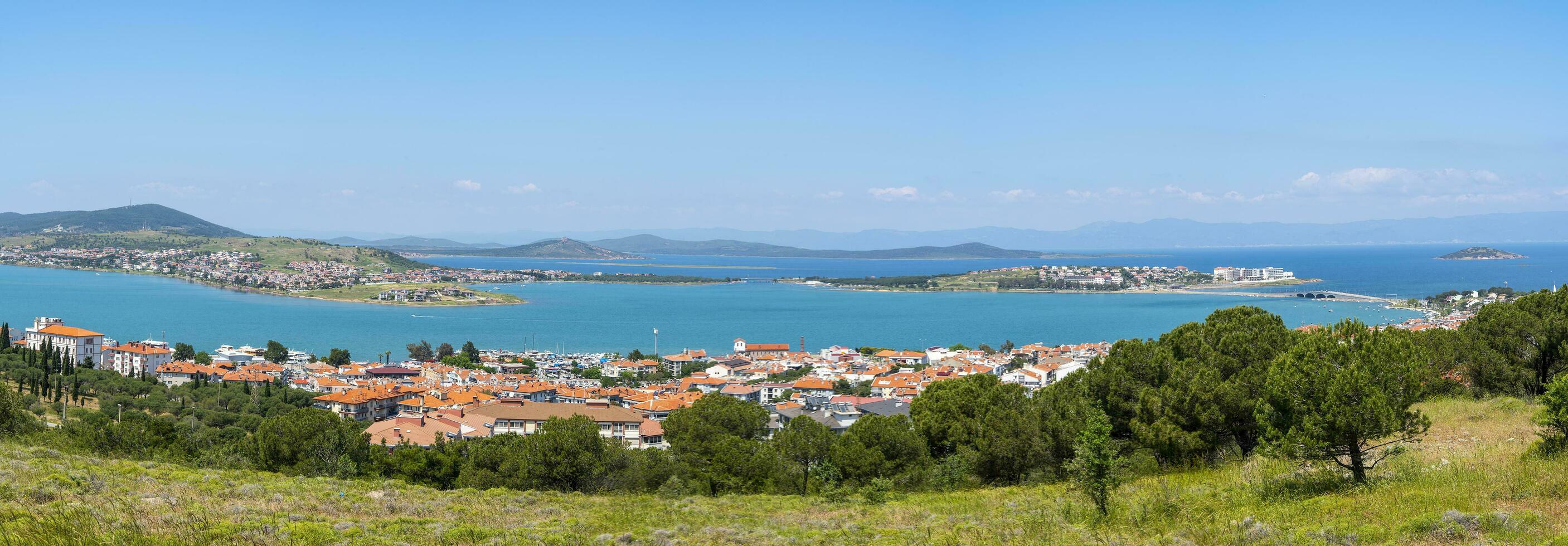 panorama do a cidade do Ayvalik dentro Peru em uma verão e ensolarado dia. foto