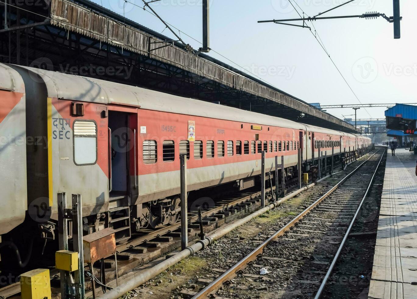 indiano estrada de ferro trem às Amritsar estrada de ferro estação plataforma durante manhã tempo, colorida trem às amritsar, punjab estrada de ferro estação foto