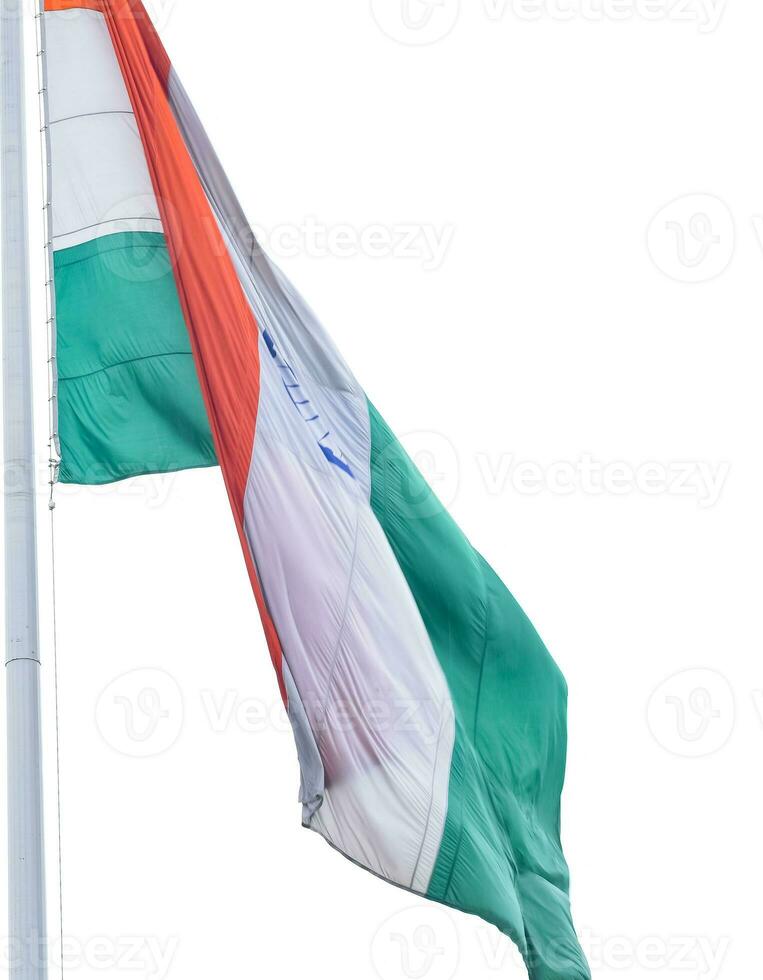 bandeira da índia voando alto no lugar de connaught com orgulho no céu azul, bandeira da índia tremulando, bandeira indiana no dia da independência e dia da república da índia, tiro inclinado, acenando a bandeira indiana, har ghar tiranga foto