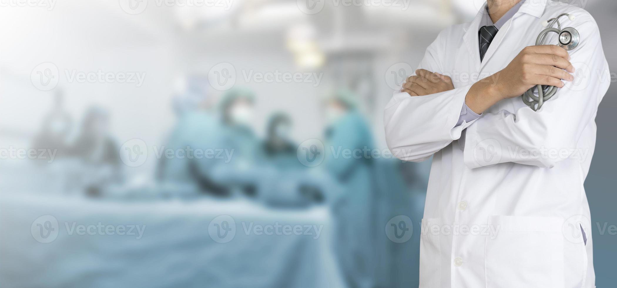 médico usando um tablet digital trabalhando no hospital foto