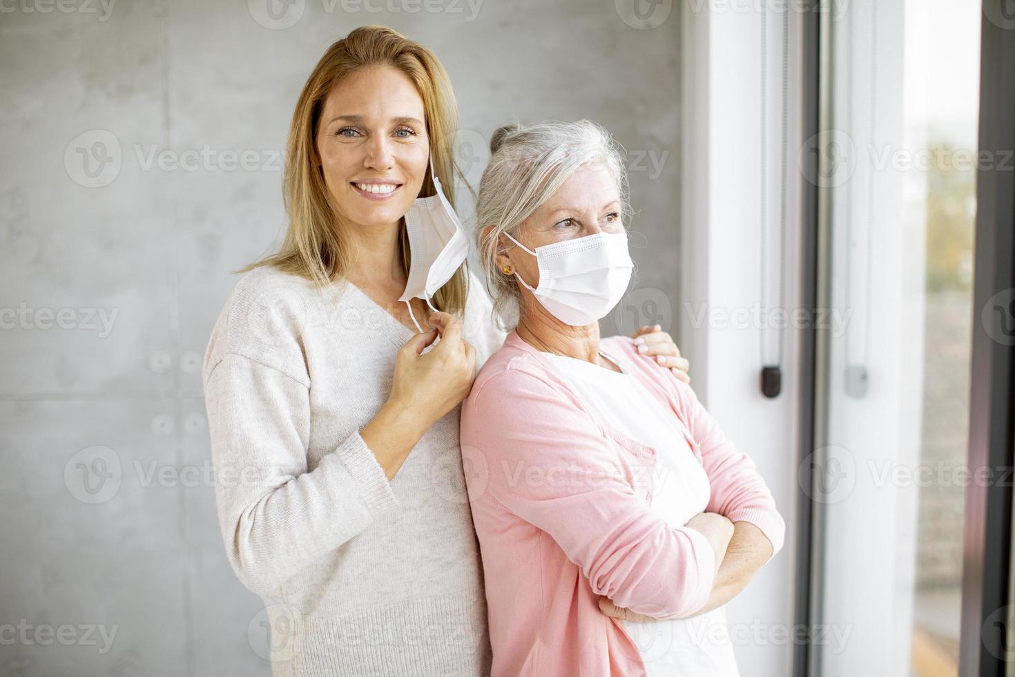 filha com a mãe tirando a máscara foto