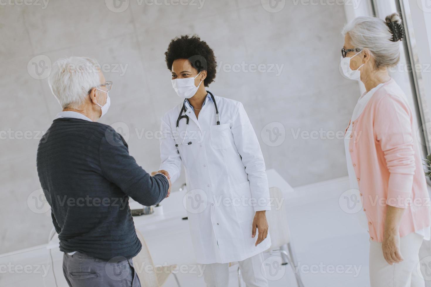 médico encontrando casal sênior foto