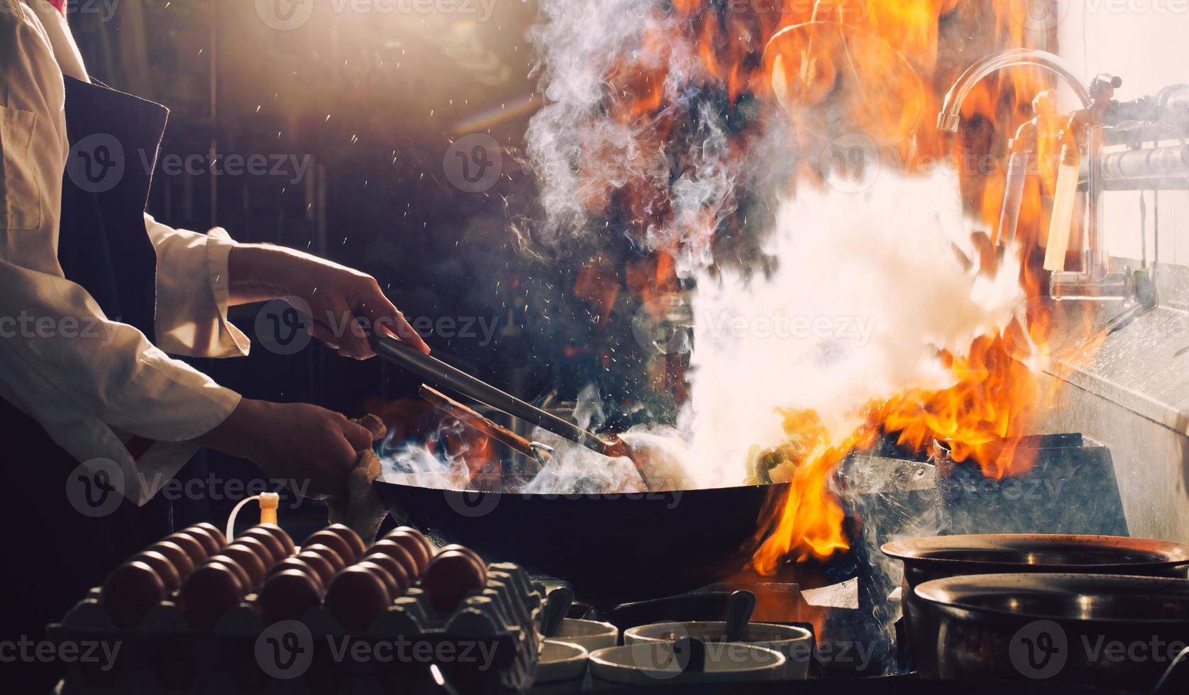 chef está mexendo a comida foto