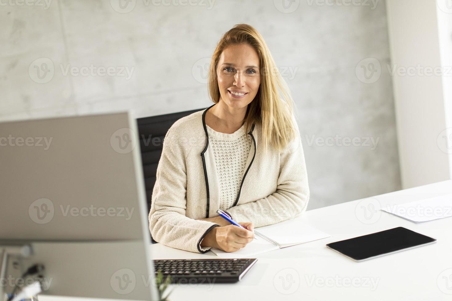 mulher de negócios no retrato da mesa foto