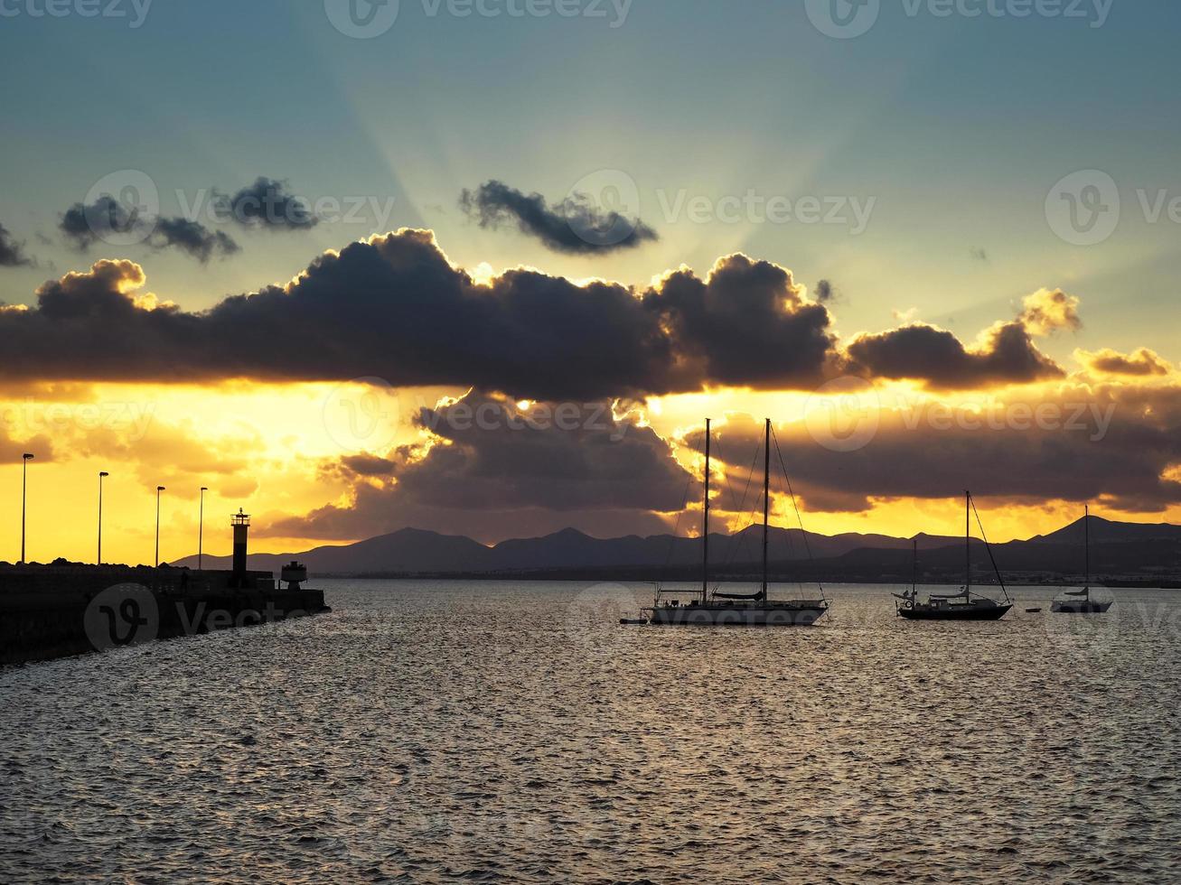 céu noturno dramático nas ilhas canárias de arrecife lanzarote foto