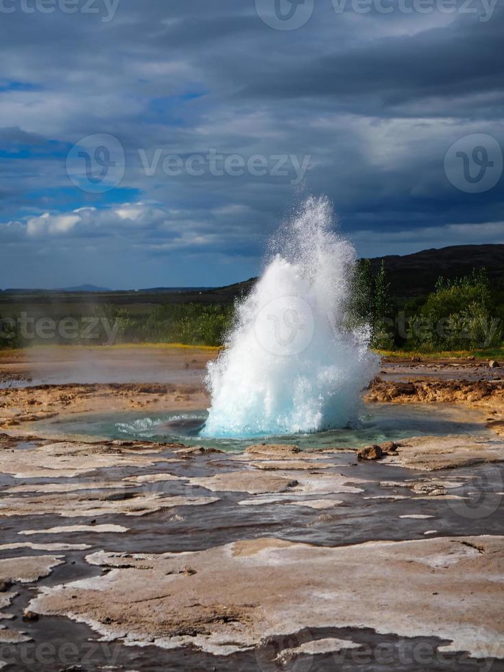 Gêiser Strokkur começando a entrar em erupção no Geysir Islândia foto