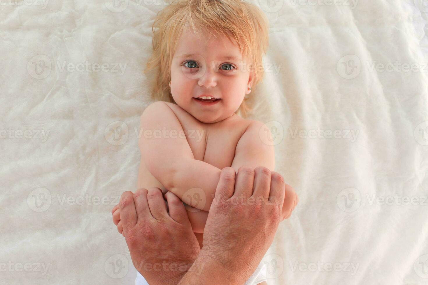 massagista fazendo exercício para mãos pequeno bebê foto