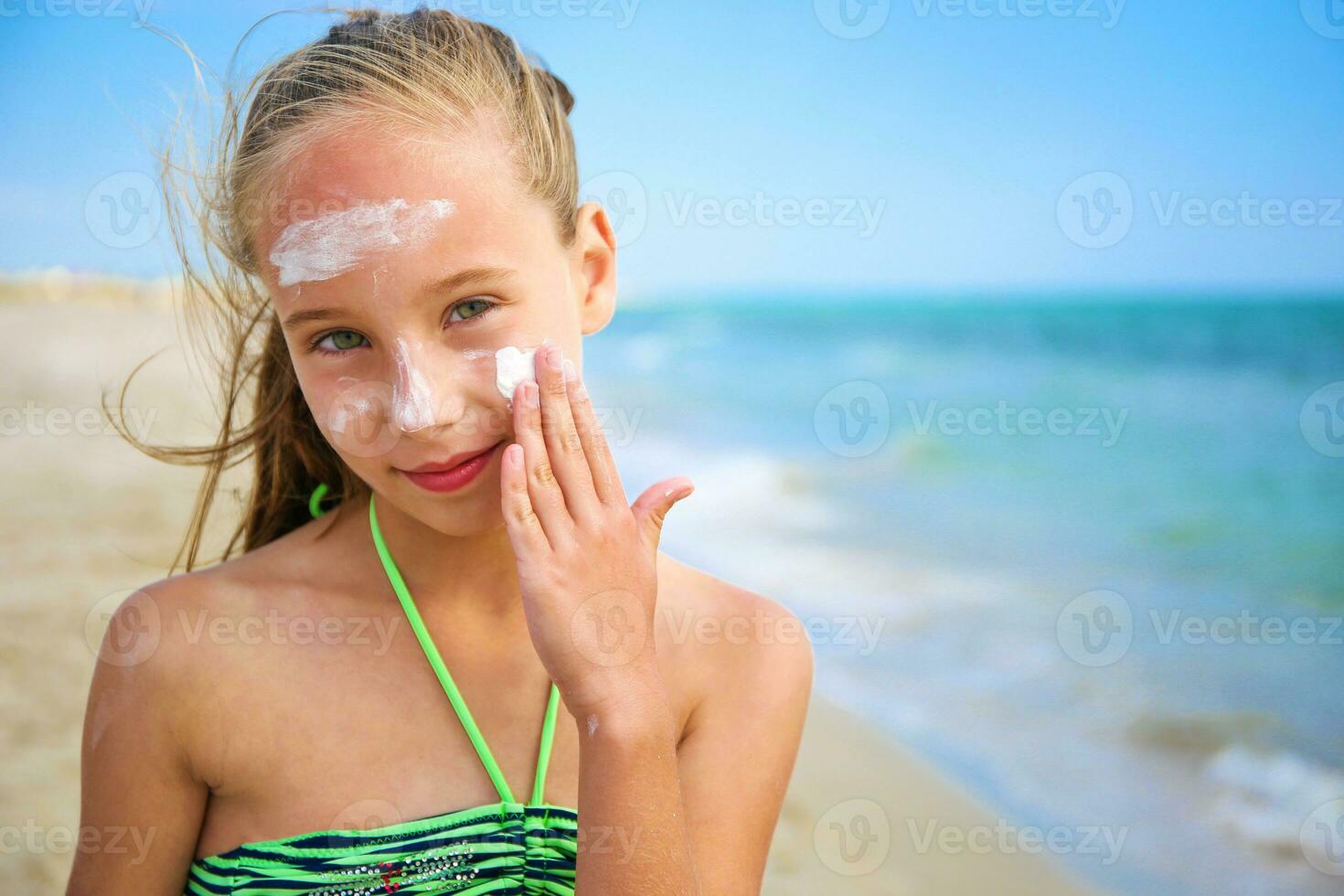 menina aplicando protetora protetor solar em face. foto