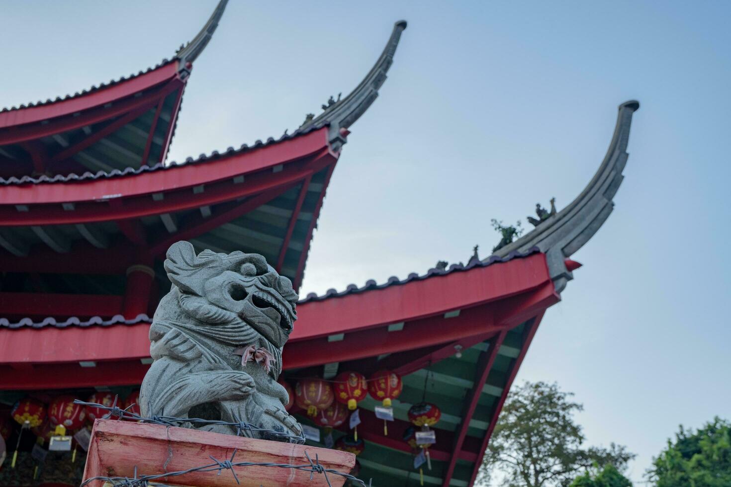 tradicional chinês estatuto em a chinês templos quando chinês Novo anos. a foto é adequado para usar para chinês Novo ano, lunar Novo ano fundo e conteúdo meios de comunicação.