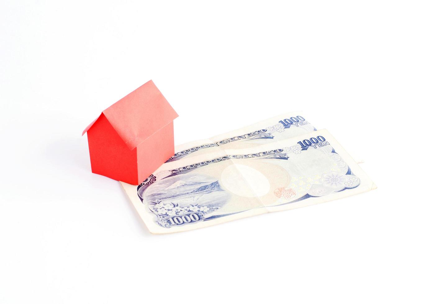 papel da casa vermelha e notas de dinheiro japonês para o conceito de empréstimos foto