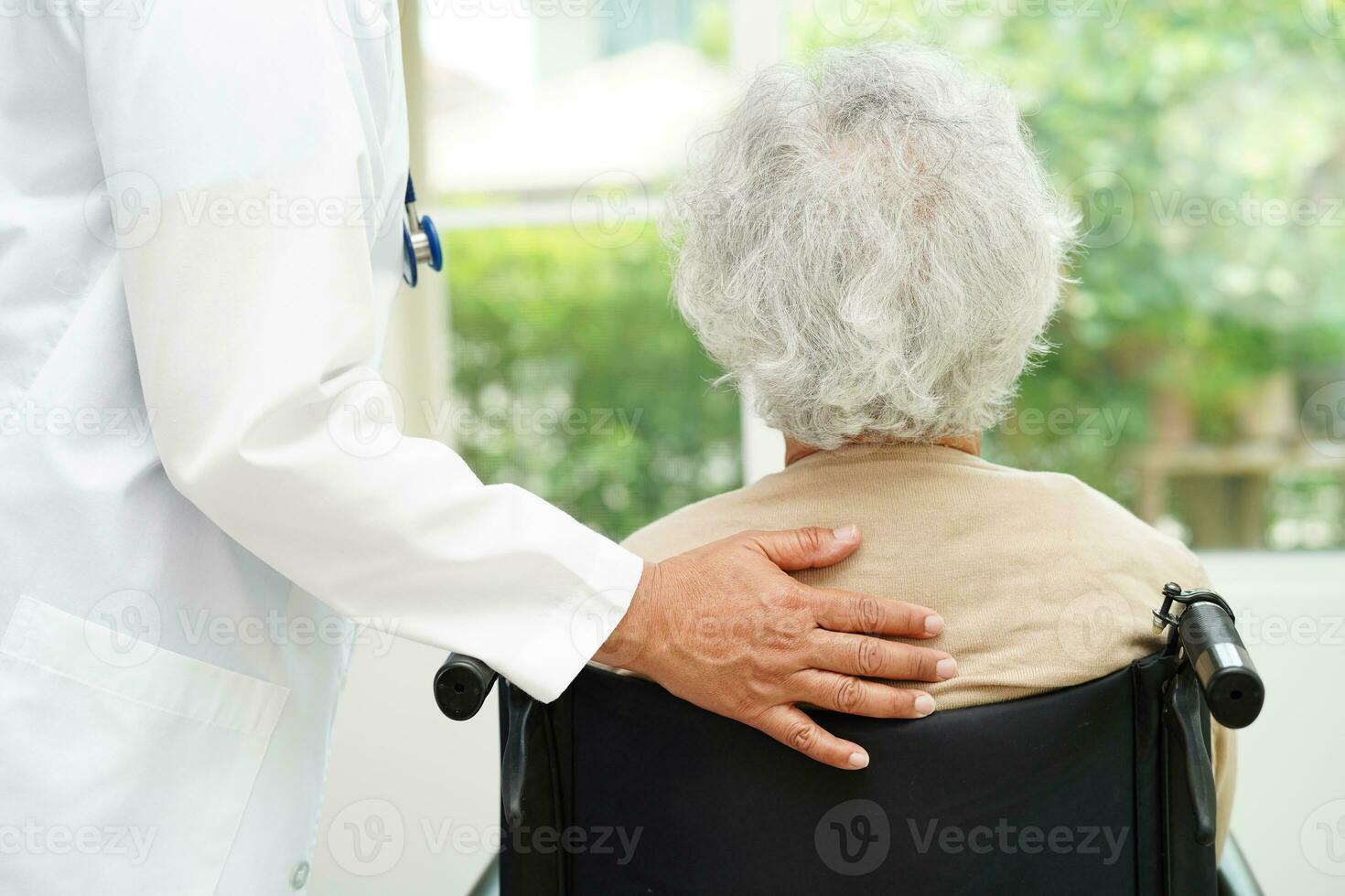 médico Socorro ásia idosos mulher incapacidade paciente sentado em cadeira de rodas dentro hospital, médico conceito. foto