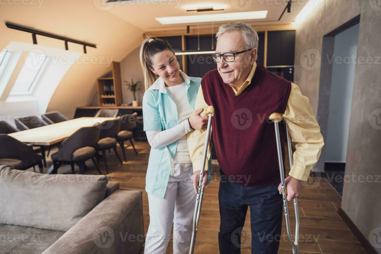 enfermeira casa cuidador é ajudando velho homem às dele lar. profissional saúde Apoio, suporte para idosos pessoas. foto