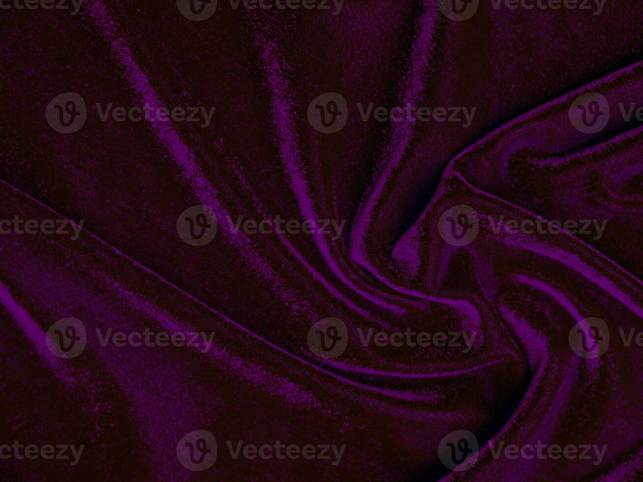 textura de tecido de veludo roxo usada como plano de fundo. fundo de tecido roxo vazio de material têxtil macio e liso. há espaço para o texto. foto