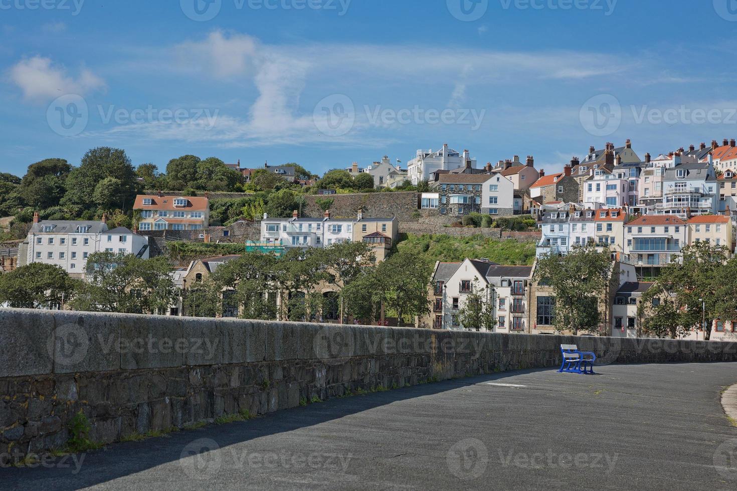 vista panorâmica de uma baía no porto de saint peter nas ilhas do canal de guernsey, reino unido foto