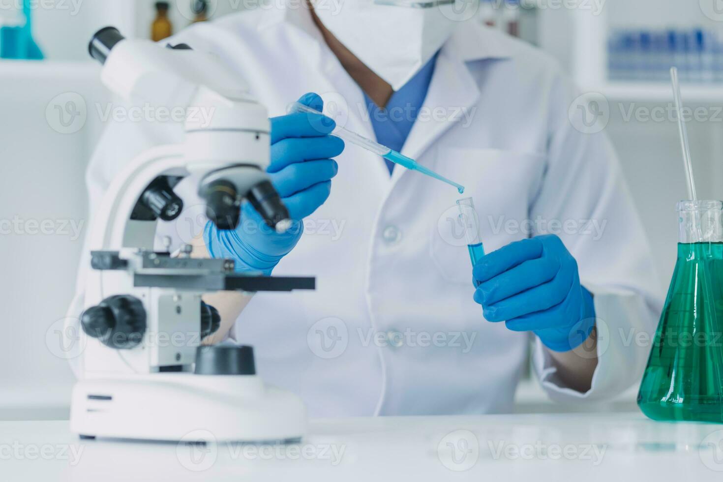 mão do cientista com teste tubo e frasco dentro médico química laboratório azul bandeira fundo foto