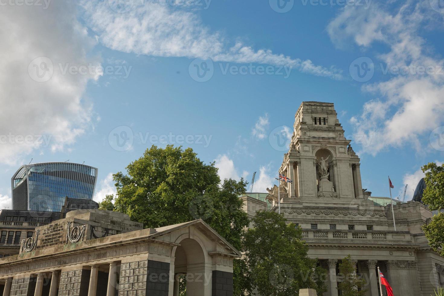 vista da arquitetura da cidade de londres no reino unido ao lado da margem do rio Tamisa foto