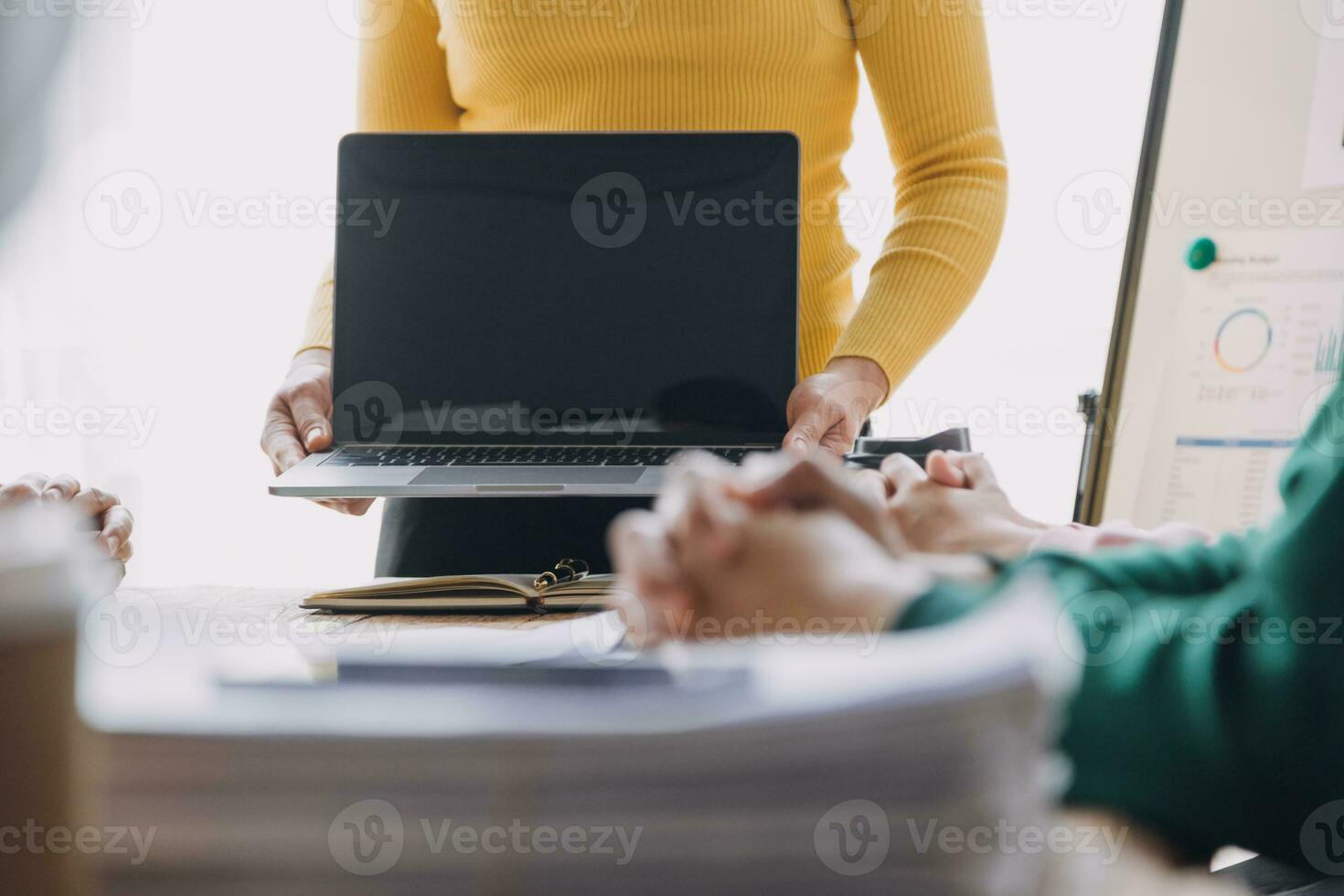 grupo de jovens empresários asiáticos colegas de trabalho criativos no escritório feliz em ser um trabalho em equipe de parceria bem-sucedida celebrando o conceito de conquista e sucesso. foto