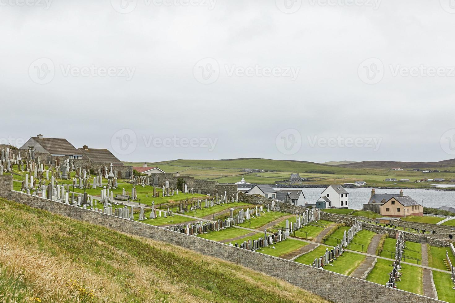 cemitério em uma colina de frente para o mar do norte em lerwick nas ilhas shetland na escócia reino unido foto