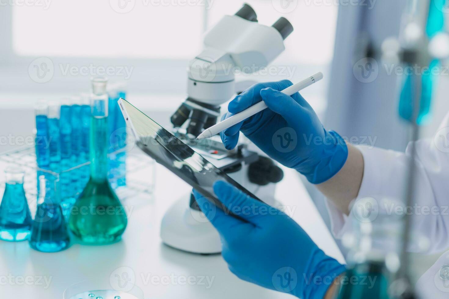 mão do cientista com teste tubo e frasco dentro médico química laboratório azul bandeira fundo foto