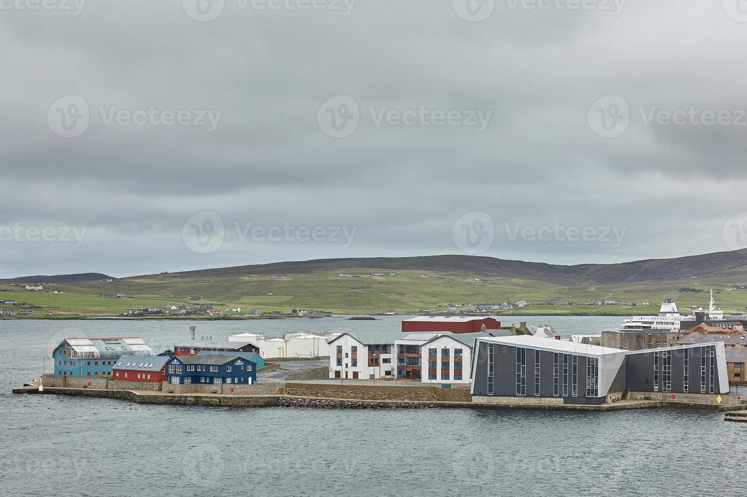 centro da cidade de lerwick sob céu nublado lerwick shetland islands scotland reino unido foto