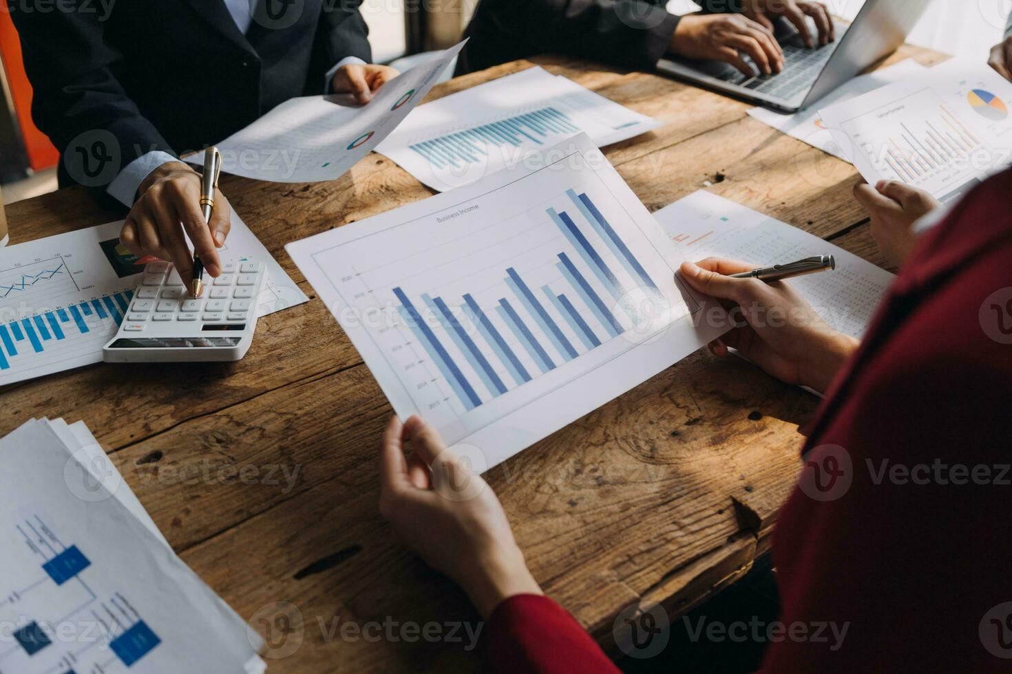 grupo de jovens empresários asiáticos colegas de trabalho criativos no escritório feliz em ser um trabalho em equipe de parceria bem-sucedida celebrando o conceito de conquista e sucesso. foto