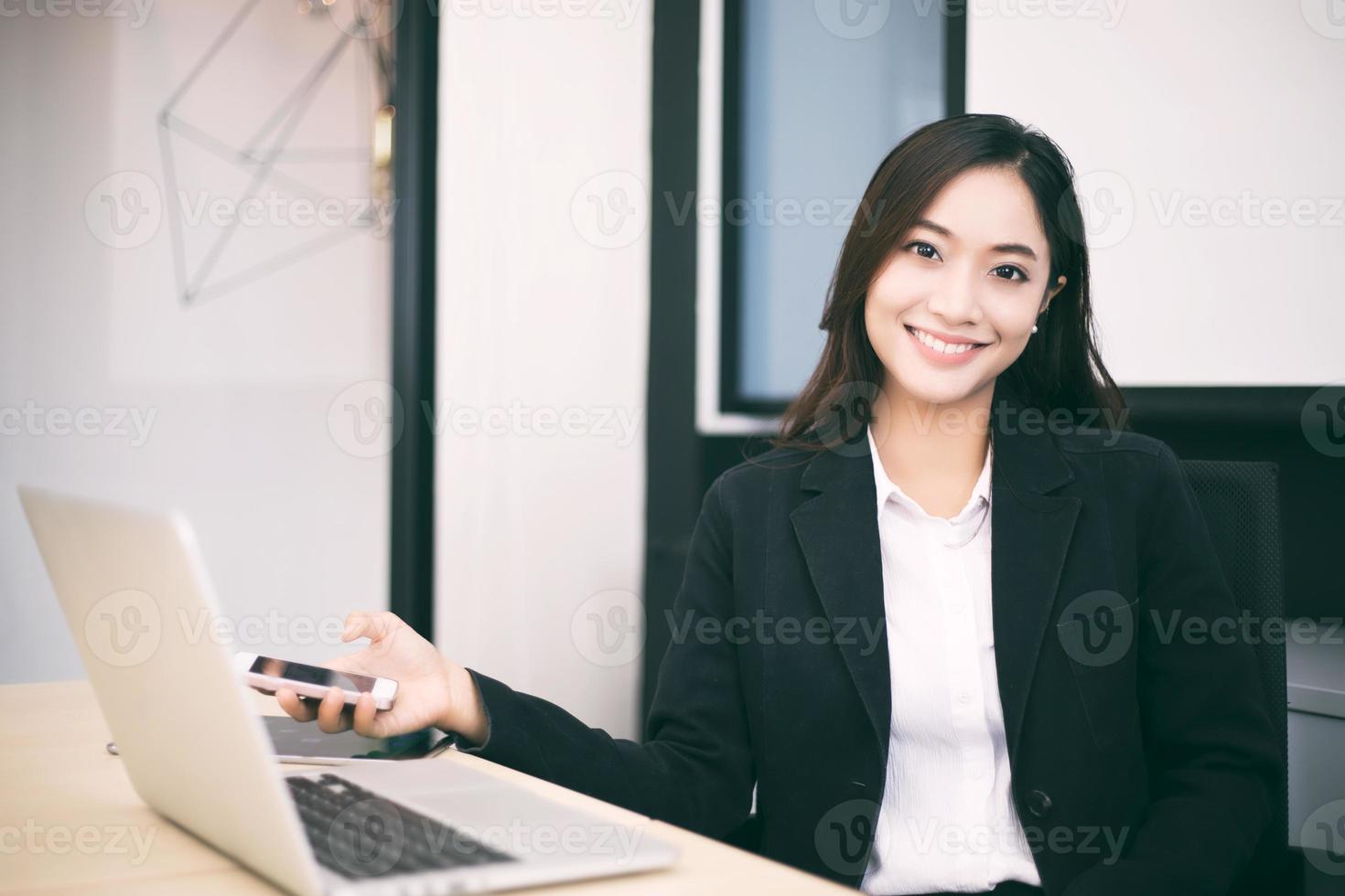 mulher de negócios sentada na mesa foto