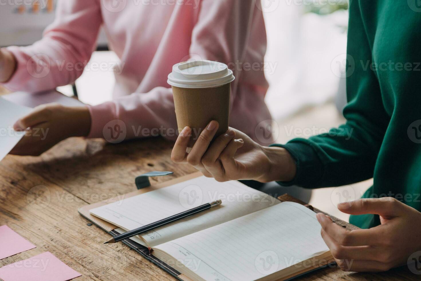 analistas financeiros analisam relatórios financeiros de negócios em um projeto de investimento de planejamento de tablet digital durante uma discussão em uma reunião de empresas mostrando os resultados de seu trabalho em equipe bem-sucedido. foto