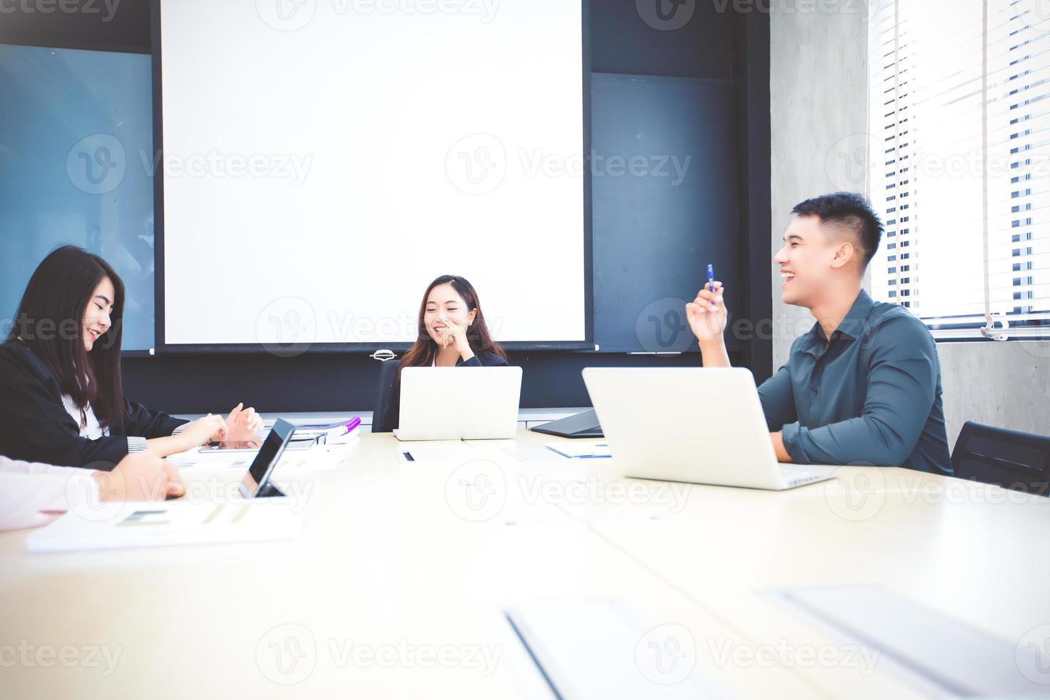 reunião de negócios na mesa de conferência foto