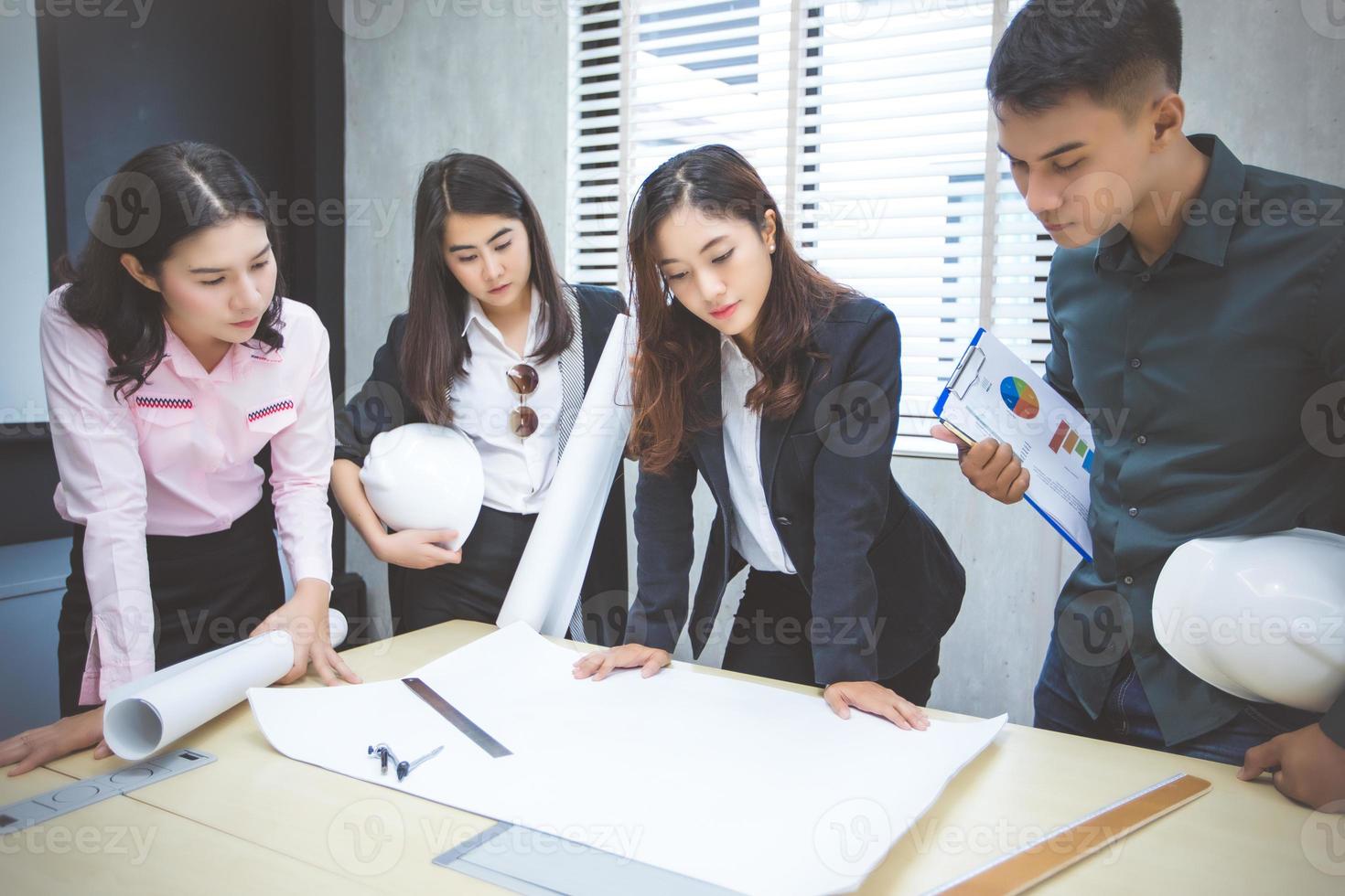 reunião de negócios na mesa de conferência foto