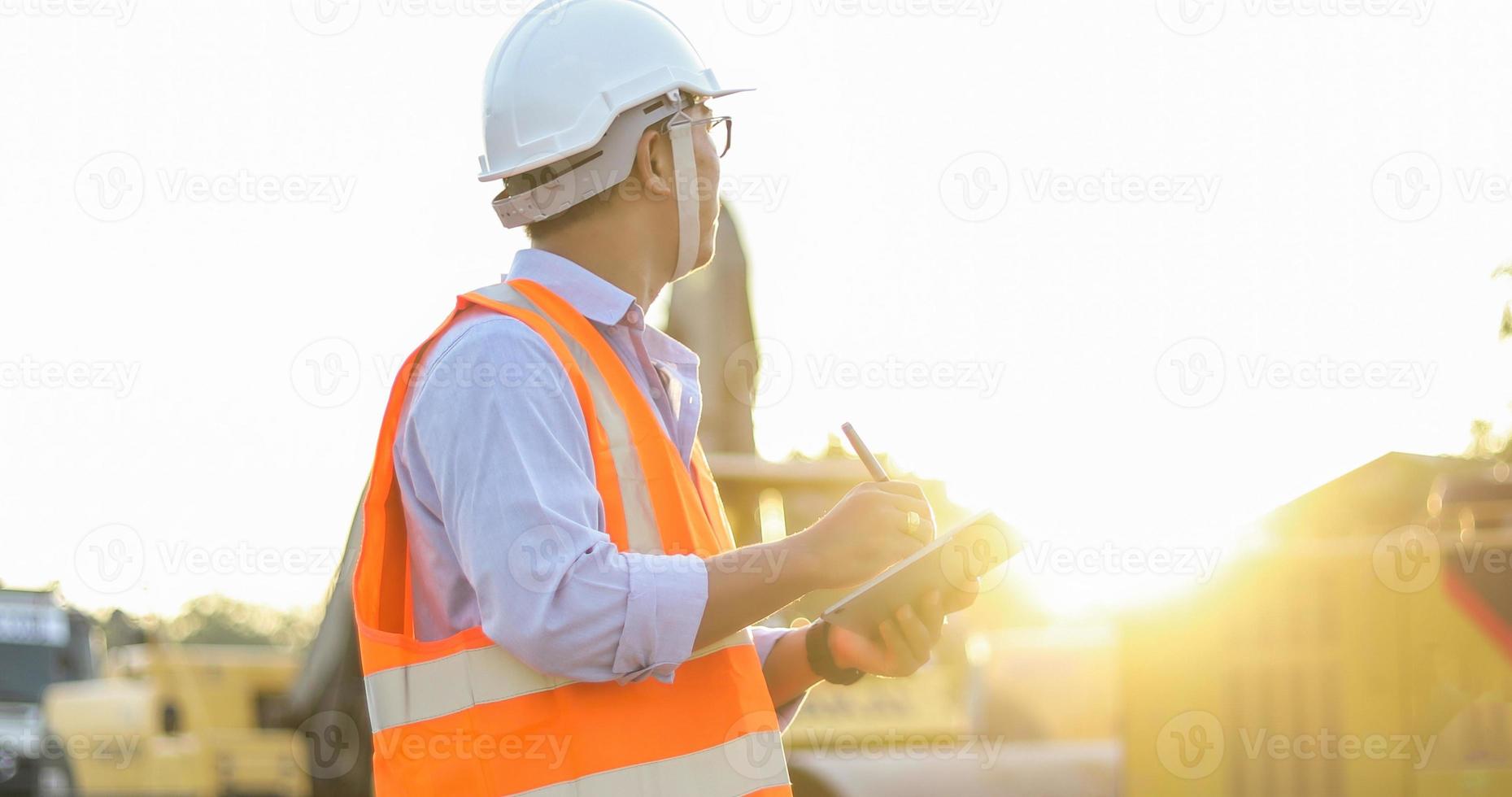 homem com capacete de segurança no local de trabalho foto