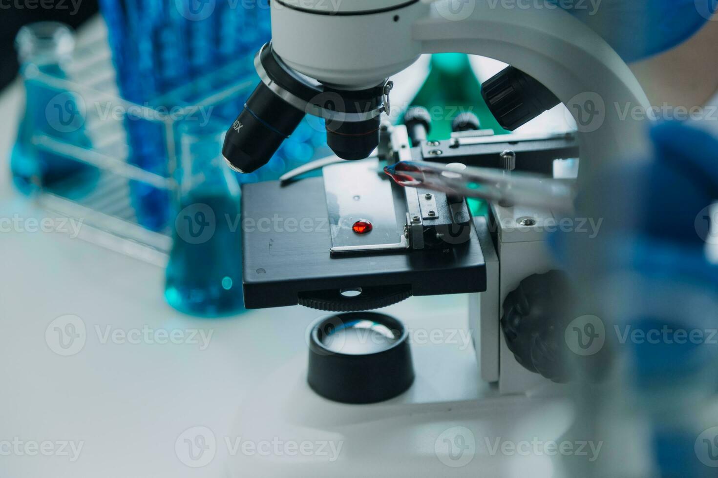 equipe de cientistas de pesquisa bioquímica trabalhando com microscópio para desenvolvimento de vacina contra coronavírus em laboratório de pesquisa farmacêutica, foco seletivo foto