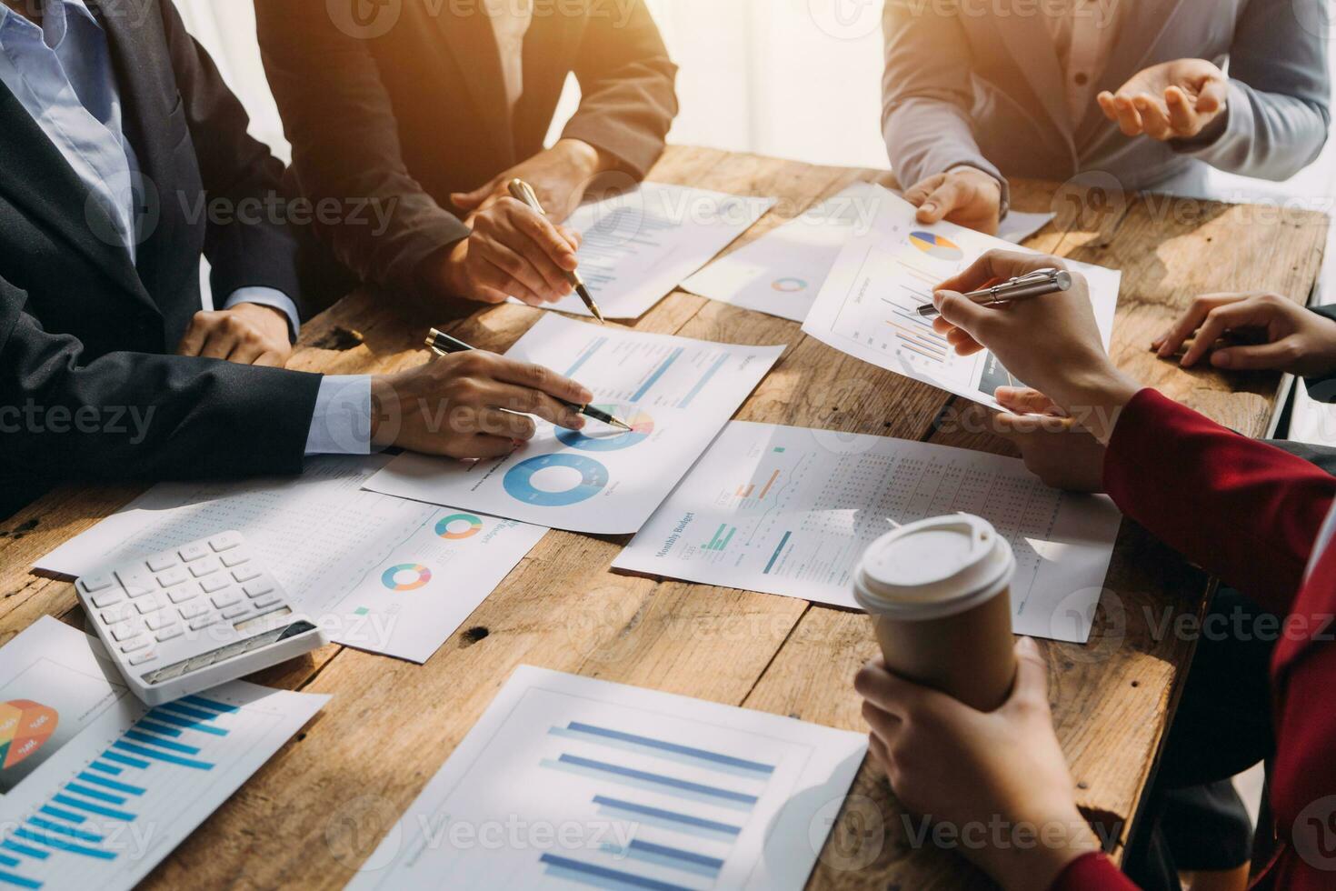 grupo de jovens empresários asiáticos colegas de trabalho criativos no escritório feliz em ser um trabalho em equipe de parceria bem-sucedida celebrando o conceito de conquista e sucesso. foto