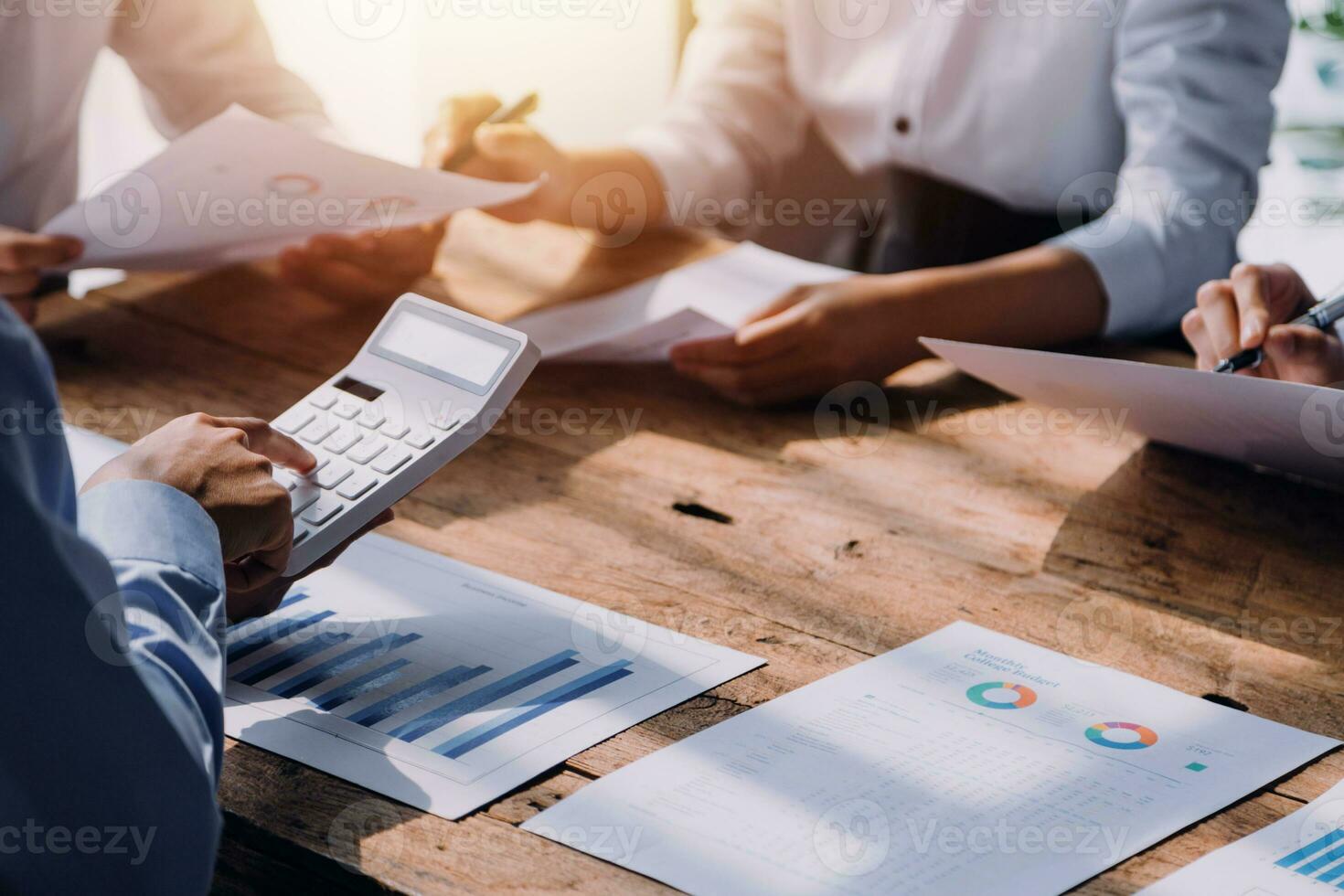 grupo de jovens empresários asiáticos colegas de trabalho criativos no escritório feliz em ser um trabalho em equipe de parceria bem-sucedida celebrando o conceito de conquista e sucesso. foto