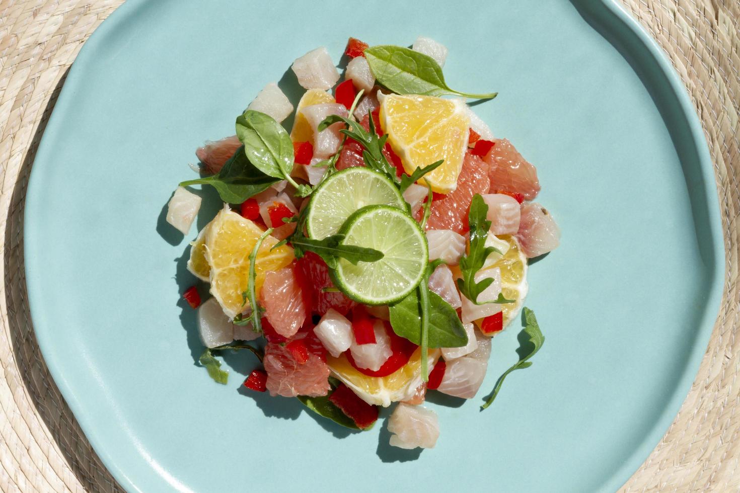 prato de ceviche com limão e peixe cru foto