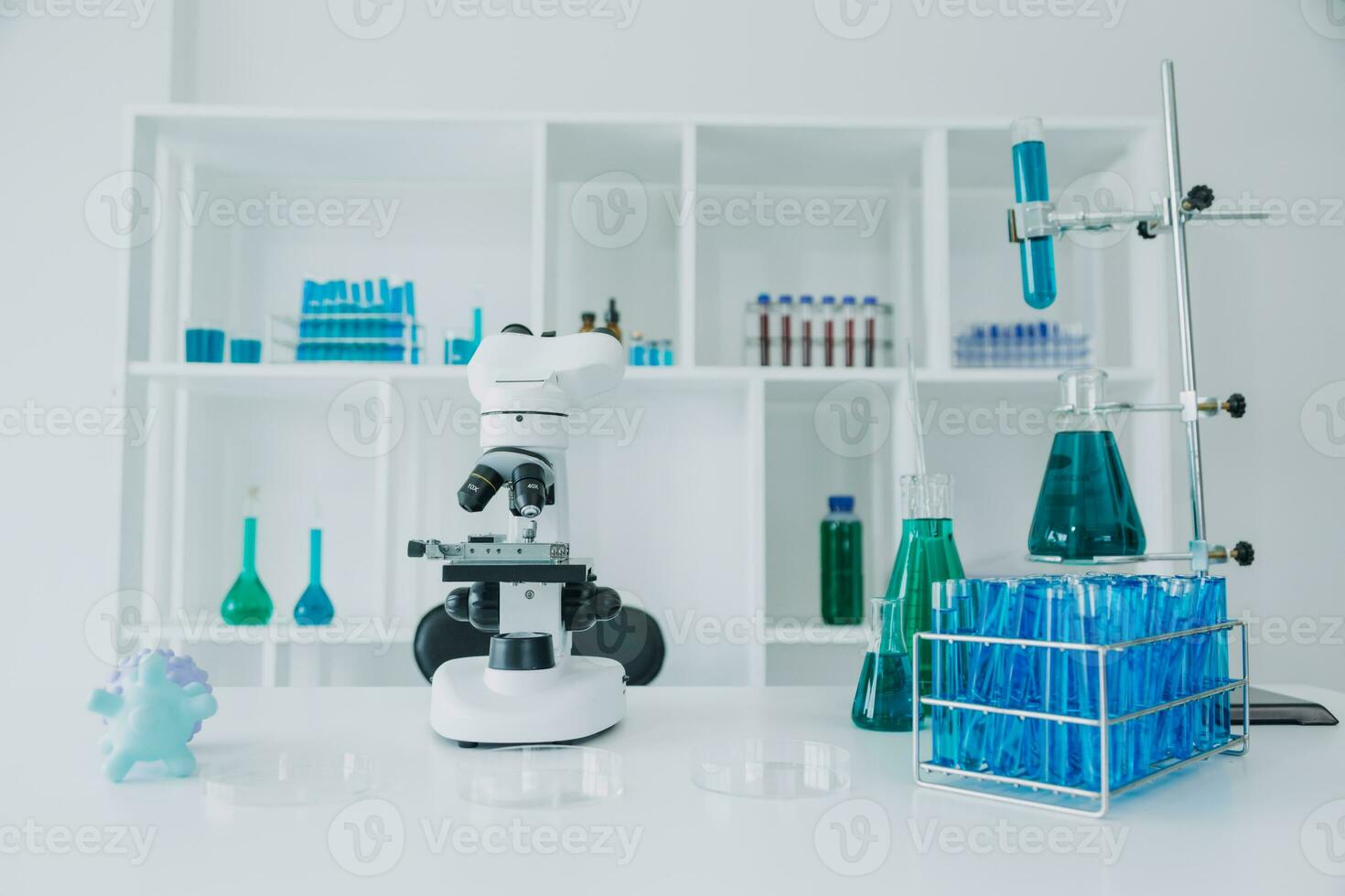 mão do cientista com teste tubo e frasco dentro médico química laboratório azul bandeira fundo foto